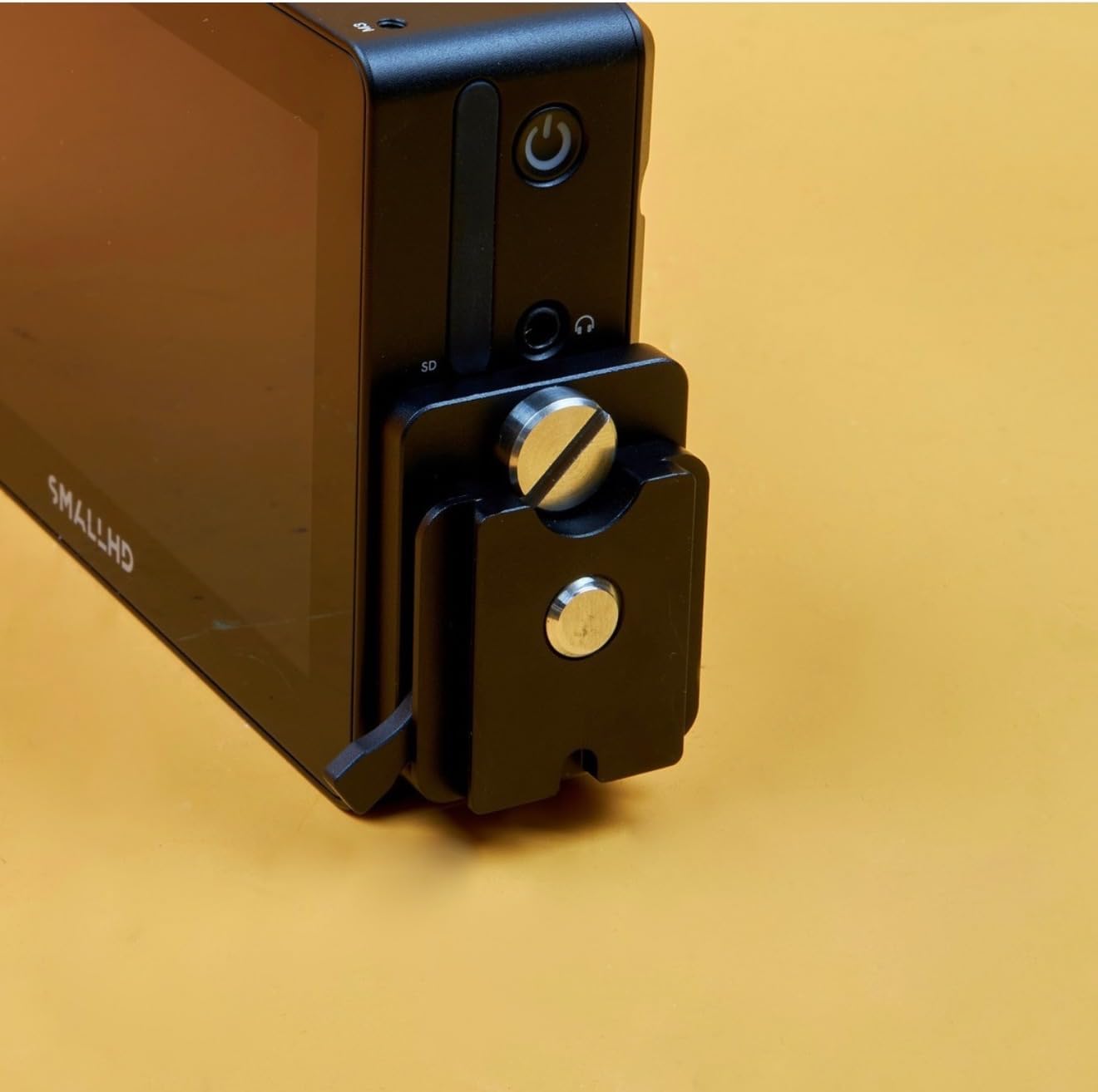 Viewfinder Adapter Flexibly Connects The ARRI Mini LF EVF To The Monitor Through The 1/4 Screw and ARRI Pin Connection Options